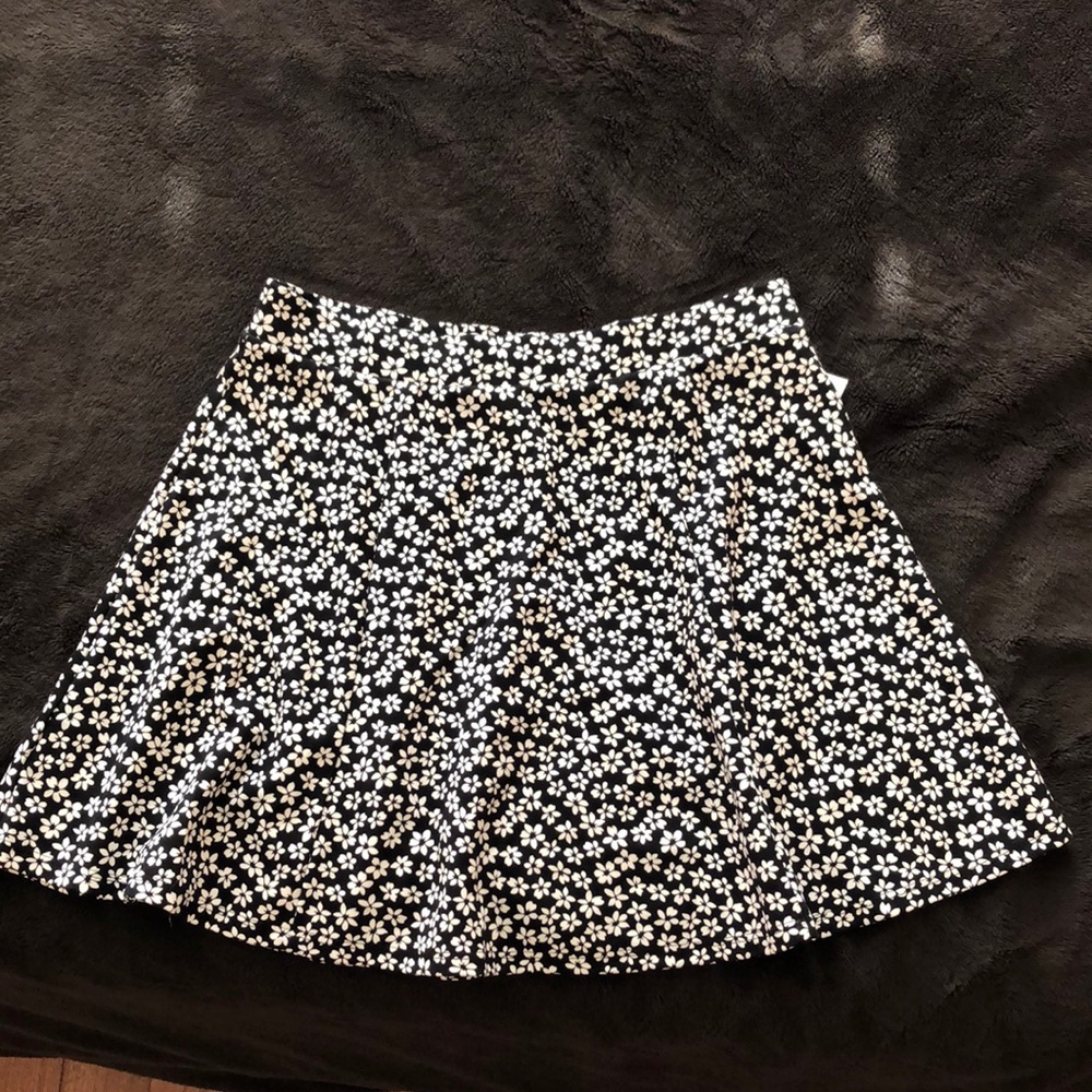 Forever 21 black with white flowers skirt - Picture 2 of 6